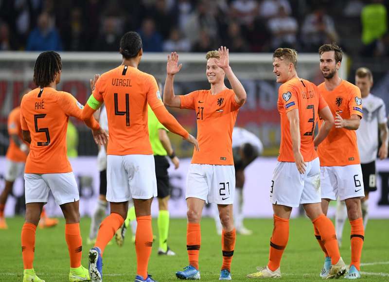 Đội tuyển Hà Lan, được gọi chính thức là "Oranje" hoặc "Clockwork Orange"