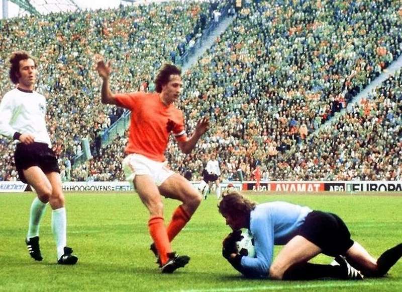 Johan Cruyff là cái tên nổi bật trong đội hình đội tuyển Hà Lan