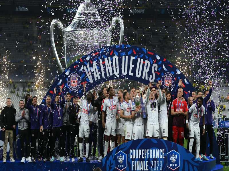 Cúp bóng đá Pháp bao gồm tất cả các đội bóng chuyên nghiệp và các đội bóng không chuyên nghiệp tại Pháp