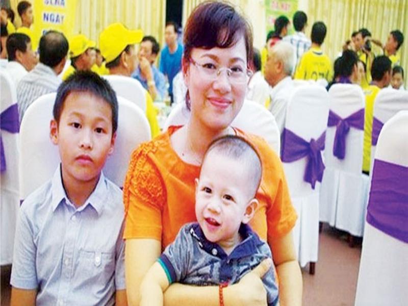 Vợ và con HLV Nguyễn Hữu Thắng